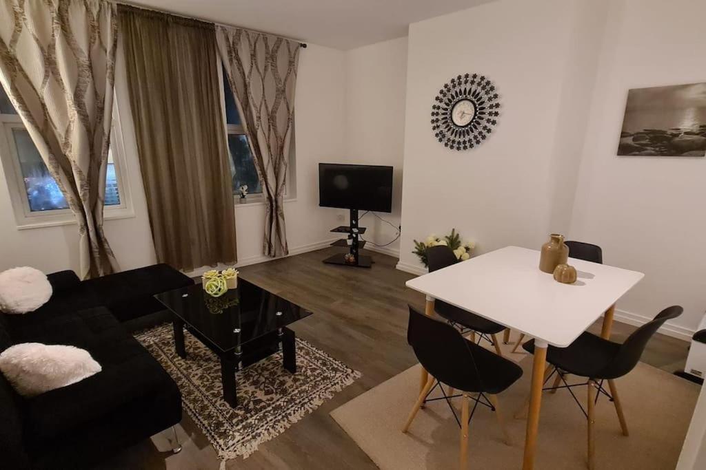 לונדון Luxury 1 Bedroom Flat In The Heart Of Wood Green מראה חיצוני תמונה